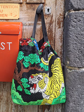 Charger l&#39;image dans la galerie, Sac Chrissie - En tissu et perles thermocollantes. Tigre rugissant et jungle luxuriante.
