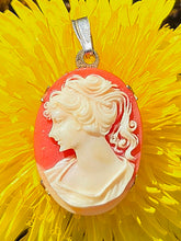 Charger l'image dans la galerie, Pendentif Camée Clémence – Silhouette féminine et monture dorée
