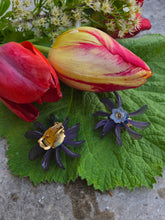 Charger l'image dans la galerie, Boucles d'oreilles Léane - Étoile Florale Mauve &amp; Cristal Givré violet

