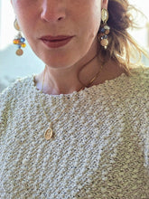 Charger l'image dans la galerie, Boucles d'oreilles Huguette - Perles pendantes dorées, bleu et naturelles

