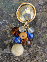 Charger l'image dans la galerie, Boucles d'oreilles Huguette - Perles pendantes dorées, bleu et naturelles
