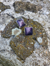 Charger l'image dans la galerie, Boucles d'oreilles Arlette - Cabochon carré violet et monture argentée
