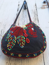 Charger l&#39;image dans la galerie, Sac besace rond Naelle - En perles thermocollées sur tissu noir. Motif indien.

