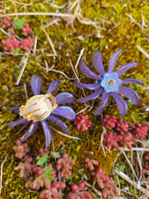 Charger l'image dans la galerie, Boucles d'oreilles Léane - Étoile Florale Mauve &amp; Cristal Givré violet
