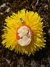 Charger l'image dans la galerie, Pendentif Camée Clémence – Silhouette féminine et monture dorée
