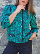 Charger l'image dans la galerie, Veste fine vintage Inès - Imprimé abstrait noir sur fond vert émeraude irisé. Taille M ou 38, 40. Chant Grill. Made in France
