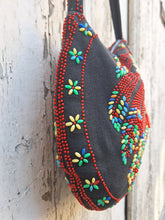 Charger l&#39;image dans la galerie, Sac besace rond Naelle - En perles thermocollées sur tissu noir. Motif indien.

