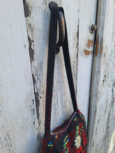 Charger l&#39;image dans la galerie, Sac besace rond Naelle - En perles thermocollées sur tissu noir. Motif indien.
