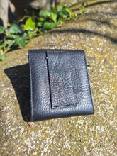 Charger l&#39;image dans la galerie, Étui à miroir de ceinture Anatole - En cuir noir, avec passant à l&#39;arrière.
