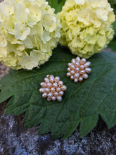 Charger l'image dans la galerie, Boucles d'oreilles Lucie -  Pompons de Perles de Riz Rose Poudré
