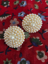 Charger l'image dans la galerie, Boucles d'oreilles Margot - Dôme de perles ivoire. Classique, romantique et résolument rétro.
