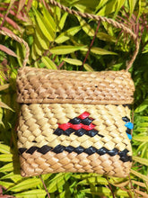 Charger l&#39;image dans la galerie, Porte monnaie Louane - En fibre tressée avec fermeture à rabat.
