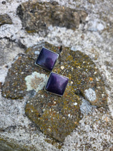 Charger l'image dans la galerie, Boucles d'oreilles Arlette - Cabochon carré violet et monture argentée
