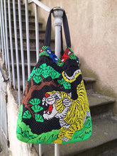 Charger l&#39;image dans la galerie, Sac Chrissie - En tissu et perles thermocollantes. Tigre rugissant et jungle luxuriante.
