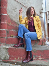 Charger l'image dans la galerie, Veste blazer Linda - Imprimé papillons bordeaux en all-over sur fond jaune. Taille S, 36, 38. Nathalie Chaize. Made in France
