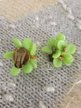 Charger l'image dans la galerie, Boucles d'oreilles Yvonne - Bouquet Floral Vert anis.
