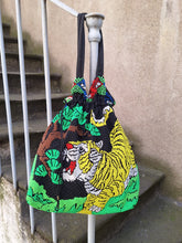Charger l&#39;image dans la galerie, Sac Chrissie - En tissu et perles thermocollantes. Tigre rugissant et jungle luxuriante.
