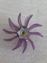 Charger l'image dans la galerie, Boucles d'oreilles Léane - Étoile Florale Mauve &amp; Cristal Givré violet
