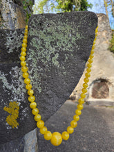 Charger l'image dans la galerie, Collier Sautoir Solange - Dégradé chaud de perles jaune ambrées miel.
