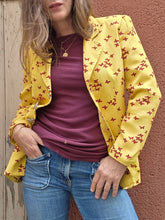 Charger l'image dans la galerie, Veste blazer Linda - Imprimé papillons bordeaux en all-over sur fond jaune. Taille S, 36, 38. Nathalie Chaize. Made in France
