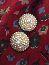 Charger l'image dans la galerie, Boucles d'oreilles Margot - Dôme de perles ivoire. Classique, romantique et résolument rétro.
