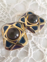 Charger l'image dans la galerie, Boucles d'oreilles Diane – Cabochons Baroques et Émail Bleu Byzantin
