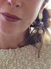 Charger l'image dans la galerie, Boucles d'oreilles Huguette - Perles pendantes dorées, bleu et naturelles
