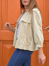 Charger l'image dans la galerie, Veste 'seconde' Lisa - Type saharienne trench beige naturel. Bavolets devant &amp; dos. Taille M, 40, 42. Machin Chose
