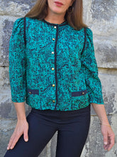 Charger l'image dans la galerie, Veste fine vintage Inès - Imprimé abstrait noir sur fond vert émeraude irisé. Taille M ou 38, 40. Chant Grill. Made in France
