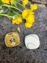 Charger l'image dans la galerie, Boucles d'oreilles Ginette - Carrés blanc et doré chic

