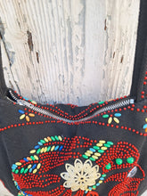 Charger l&#39;image dans la galerie, Sac besace rond Naelle - En perles thermocollées sur tissu noir. Motif indien.

