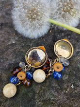 Charger l'image dans la galerie, Boucles d'oreilles Huguette - Perles pendantes dorées, bleu et naturelles
