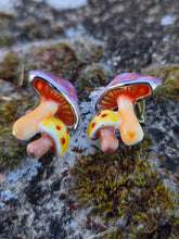 Charger l'image dans la galerie, Boucles d'oreilles Fanny - Duo de champignons - Pop &amp; Fantaisie en émail peint
