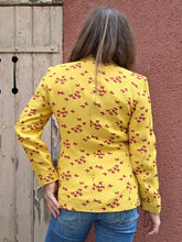Charger l'image dans la galerie, Veste blazer Linda - Imprimé papillons bordeaux en all-over sur fond jaune. Taille S, 36, 38. Nathalie Chaize. Made in France
