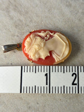Charger l'image dans la galerie, Pendentif Camée Clémence – Silhouette féminine et monture dorée
