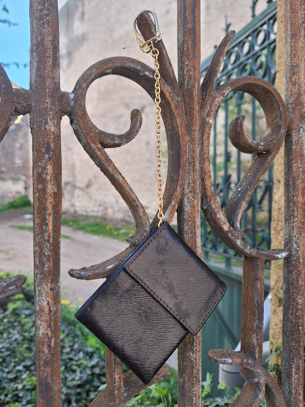 Porte-monnaie Auguste - Cuir marron, chaînette et mousqueton.