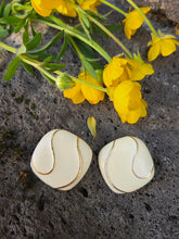 Charger l'image dans la galerie, Boucles d'oreilles Ginette - Carrés blanc et doré chic
