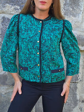 Charger l'image dans la galerie, Veste fine vintage Inès - Imprimé abstrait noir sur fond vert émeraude irisé. Taille M ou 38, 40. Chant Grill. Made in France
