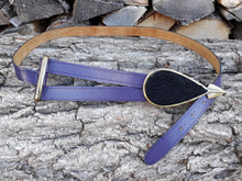 Charger l&#39;image dans la galerie, Ceinture vintage Lisa - Croute de cuir violet et boucle fantaisie. Taille L
