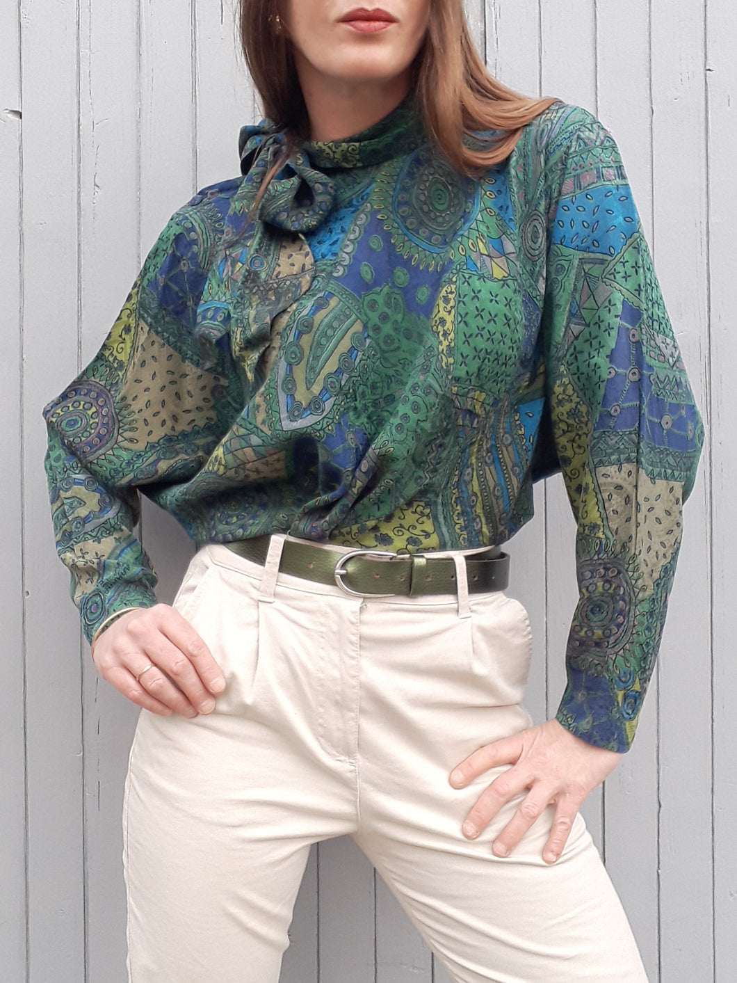 Blouse à col lavallière Couleurs Vintage en tissu satiné vert et bleu, imprimé foulard. Taille XL, 42, 44