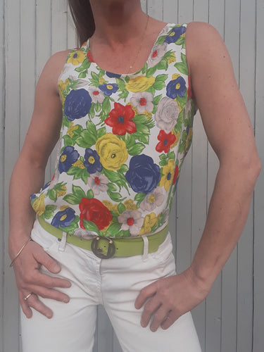 Haut Couleurs Vintage à imprimé fleuri, boutonné sur le côté. Fabrication Française. Taille S, 36, 38. Blanc, bleu, rouge, vert, jaune. Débardeur col rond