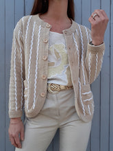 Charger l&#39;image dans la galerie, Cardigan vintage Lola. Torsades beiges et blanches. Taille M, 38, 40. Fabriqué en France
