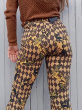 Charger l&#39;image dans la galerie, Pantalon, jean, Nathalie Chaize à imprimé jeu d&#39;échec, damier, chevaux. Couleurs Vintage. moutarde, jaune, marron, noir. Taille XS, 34, 36. Fabrication Française.
