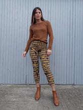 Charger l&#39;image dans la galerie, Pantalon, jean, Nathalie Chaize à imprimé jeu d&#39;échec, damier, chevaux. Couleurs Vintage. moutarde, jaune, marron, noir. Taille XS, 34, 36. Fabrication Française.
