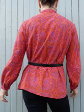 Charger l&#39;image dans la galerie, Blouse fuschia à imprimé paisley ou cachemire, Couleurs Vintage. Taille L, 40, 42
