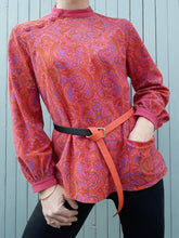 Charger l&#39;image dans la galerie, Blouse fuschia à imprimé paisley ou cachemire, Couleurs Vintage. Taille L, 40, 42
