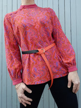 Charger l&#39;image dans la galerie, Blouse fuschia à imprimé paisley ou cachemire, Couleurs Vintage. Taille L, 40, 42
