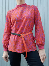 Charger l&#39;image dans la galerie, Blouse fuschia à imprimé paisley ou cachemire, Couleurs Vintage. Taille L, 40, 42
