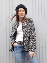 Charger l&#39;image dans la galerie, Veste à imprimé feuillage noir, blanc, gris. Couleurs Vintage. Taille XXL, 44, 46
