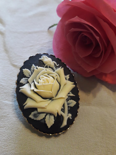 Passe foulard à clip ancien. Résine noire et rose blanche cerclée de laiton. Couleurs Vintage